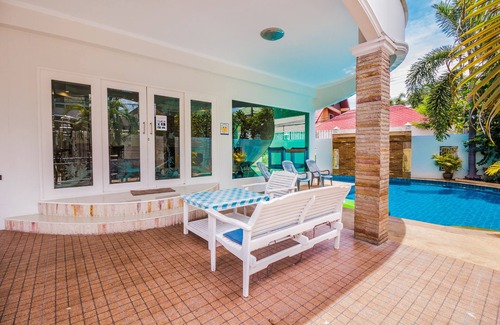 South Pattaya Villa | Premier Tewaree Villa: Pet-Friendly Oasis by Pattaya Beach