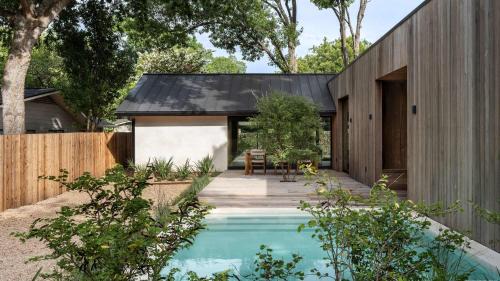St. Edwards House | Luxe 4-Bedroom Wellness Retreat with Pool