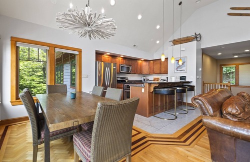 Lincoln House | Mountain Retreat with Pool Table & Firepit | Sleeps 16