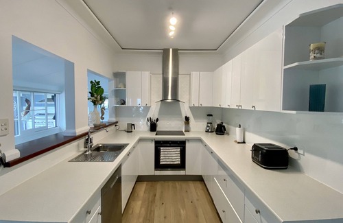 Budgewoi Cottage | LUXE Adults Retreat! w/Pool table, Spa, Firepit & close to Lake
