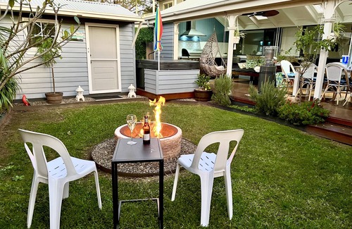 Budgewoi Cottage | LUXE Adults Retreat! w/Pool table, Spa, Firepit & close to Lake