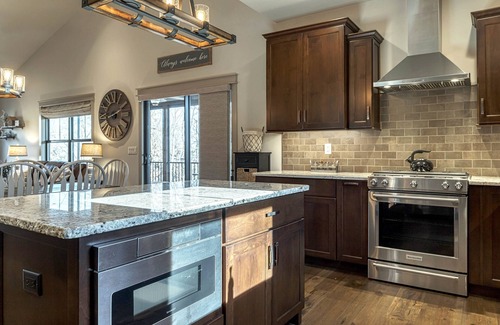 Innsbrook House | Premier Alpine Lodge with Hot Tub & Exceptional Amenities