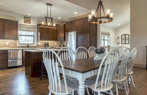 Innsbrook House | Premier Alpine Lodge with Hot Tub & Exceptional Amenities