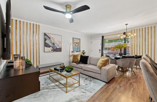 Oak Lawn Apartment | Modern Dallas Condo with Pool & Spa near Highland Park
