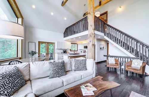 Warrensville House | Premier Appalachian Mountain Cabin with Hot Tub & Views
