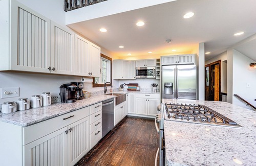 Warrensville House | Premier Appalachian Mountain Cabin with Hot Tub & Views