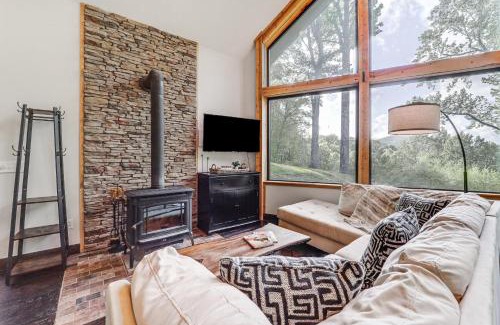 Warrensville House | Relaxing Appalachian Mountain Cabin with Hot Tub & Views