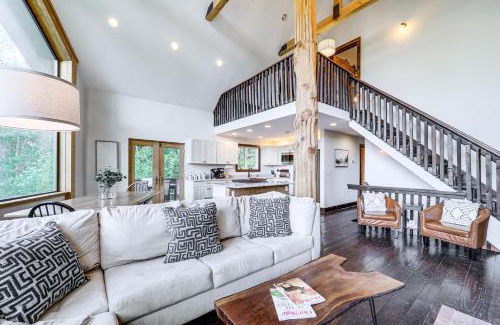 Warrensville House | Relaxing Appalachian Mountain Cabin with Hot Tub & Views