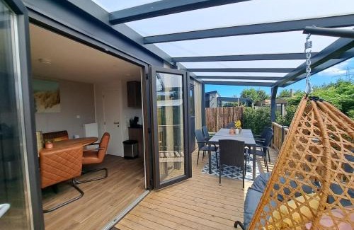 Heinkenszand Ski Chalet | Luxe Chalet met Veranda en Tuin , nabij Zwembad VP006