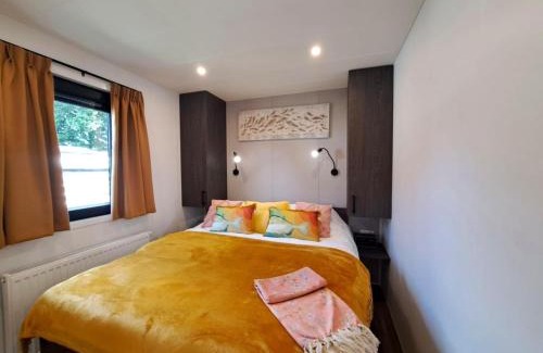 Heinkenszand Ski Chalet | Luxe Chalet met Veranda en Tuin , nabij Zwembad VP006