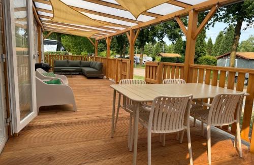Sevenum Ski Chalet | Luxe chalet op 5-sterren camping met comfortabel ingerichte veranda - parkkosten zijn inbegrepen