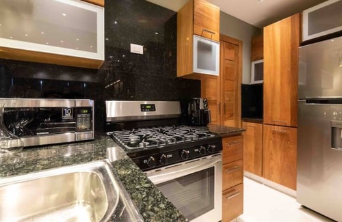 La Julia Apartment | Elegant Ocean View Condo with Pool and Gym in Downtown