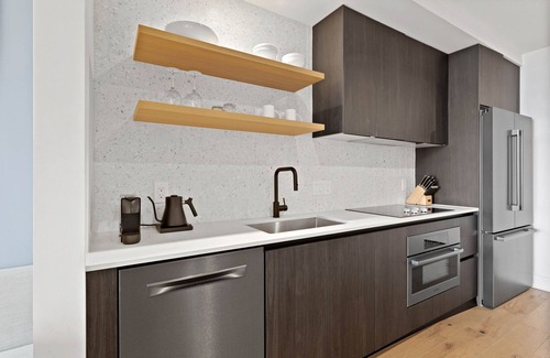 Rainey Street Historic District Condo | Modern Condo with Pool and Views in Downtown Austin