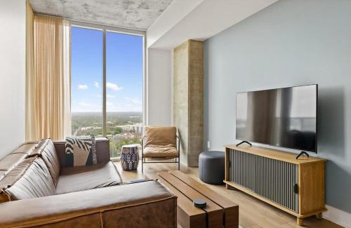 Rainey Street Historic District Apartment | Modern Condo Retreat with Pool in Downtown Austin