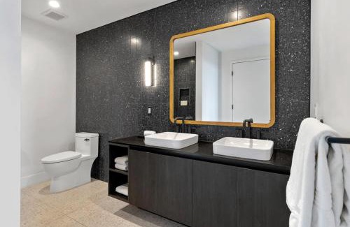 Rainey Street Historic District Apartment | Modern Condo Retreat with Pool in Downtown Austin