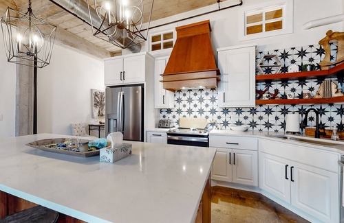 Brazos Condo | Luxe downtown loft in historical building with Peloton & lanai - highly walkable