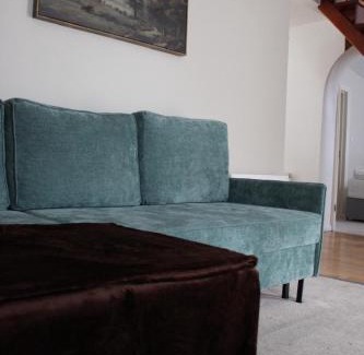 Uxbridge House | Luxe Entire 3 Bed Home - LHR 15 mins - London City 35 mins