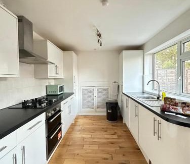 Uxbridge House | Luxe Entire 3 Bed Home - LHR 15 mins - London City 35 mins