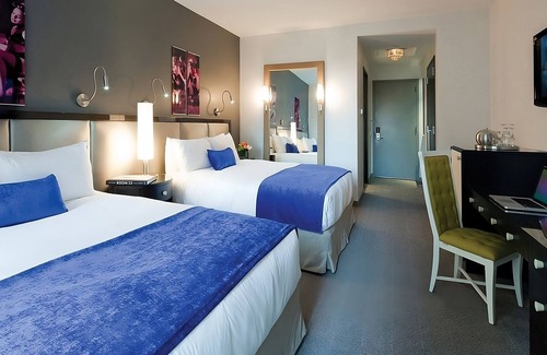Rose Hill House | Prime Manhattan Getaway with Spa and Pool Access!