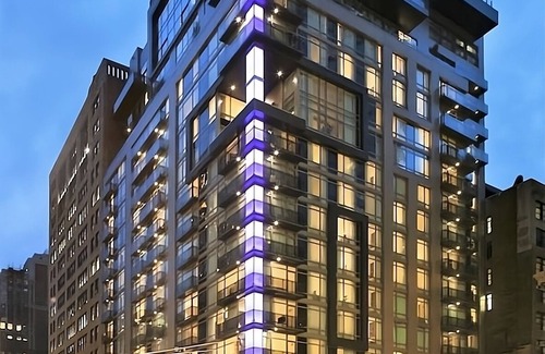Rose Hill House | Prime Manhattan Getaway with Spa and Pool Access!