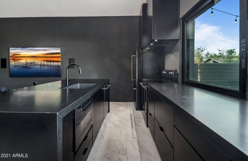 Coronado House | Elegant Estate with Guest House & Rooftop Terrace Near DT