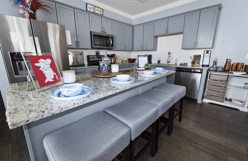 Oxford House | Exquisite 3 King Suites with Loft & Pool Access