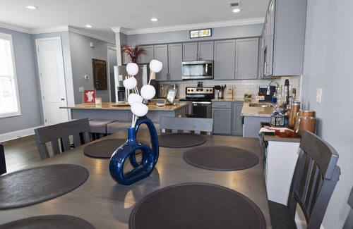 Oxford House | Exquisite 3 King Suites with Loft & Pool Access
