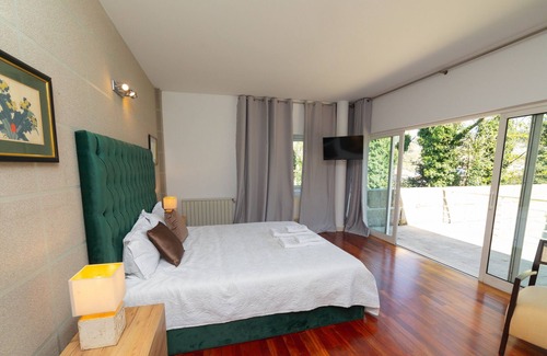 Beijos House | Elegant Retreat at Quinta das Gerais with Private Pool
