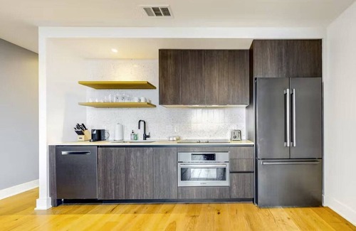 Rainey Street Historic District Condo | Stylish High Rise Haven Near Rainey St. with Pool & Breakfast