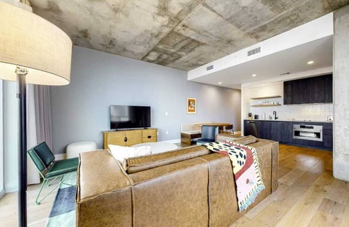 Rainey Street Historic District Condo | Stylish High Rise Haven Near Rainey St. with Pool & Breakfast