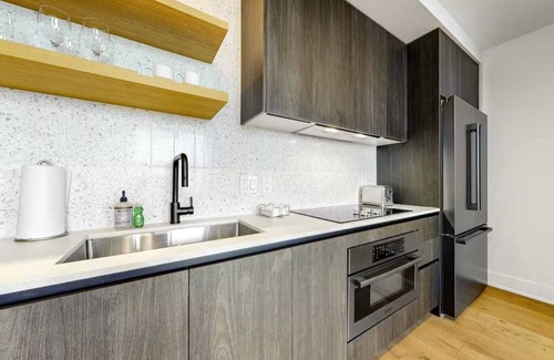 Rainey Street Historic District Condo | Stylish High Rise Haven Near Rainey St. with Pool & Breakfast
