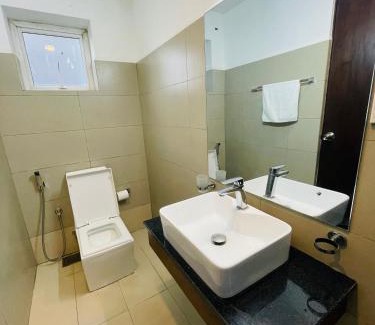 Pannipitiya Apartment | Premier Highway Residencies: Family-Friendly with Pool Access