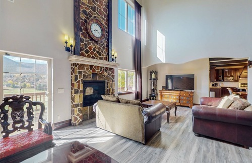 Gypsum House | Elegant Retreat on Gypsum Creek Golf Course with Unique Amenities