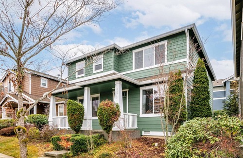 Issaquah Highlands House | Stylish Issaquah 4BR Home with Workspace & Backyard Oasis