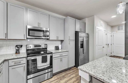 Hayes Apartment | Luxe King 3BR Suite Mins to Downtown Durham!