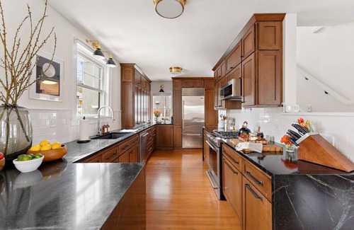 Southwest Minneapolis House | Eco-Friendly Comfort at "Luxe Leisure" by Roxy Rentals