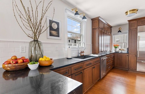 Southwest Minneapolis House | Eco-Friendly Comfort at "Luxe Leisure" by Roxy Rentals