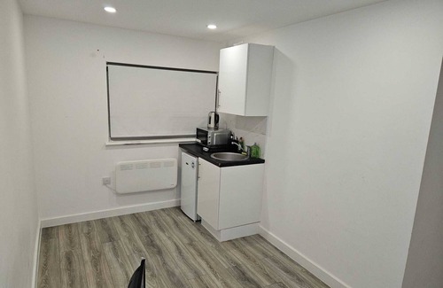 Cray Valley East Ski Chalet | Stylish Retreat for Large Groups: Bunk Together Comfortably