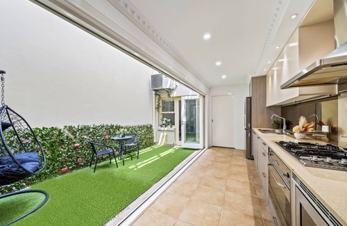 Pyrmont House | Luxe Living Terrace by The Star: 3-Level Luxury in Sydney's Vibrant Heart