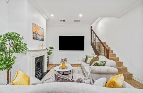 Pyrmont House | Luxe Living Terrace by The Star