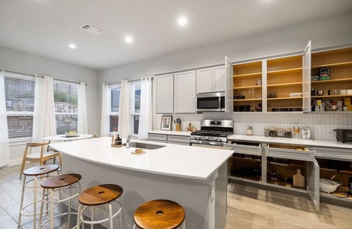 Austin House | Modern 4B House with Office & Breakfast | Rated 10/10