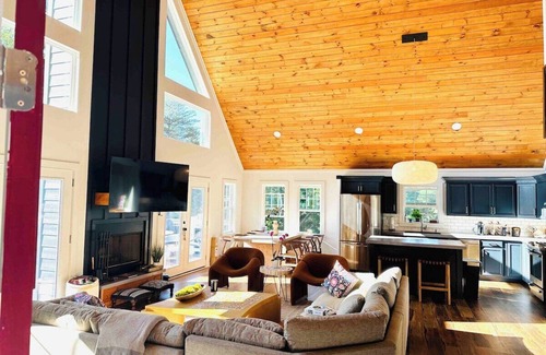 Dahlonega House | Elegant Modern Cabin Nestled in Dahlonega Forest