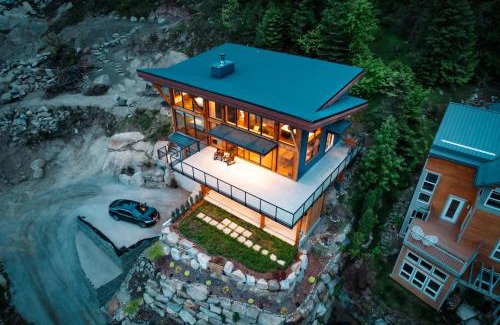 Nelson Villa | Modern Timberframe Retreat with Iconic Views & Breakfast