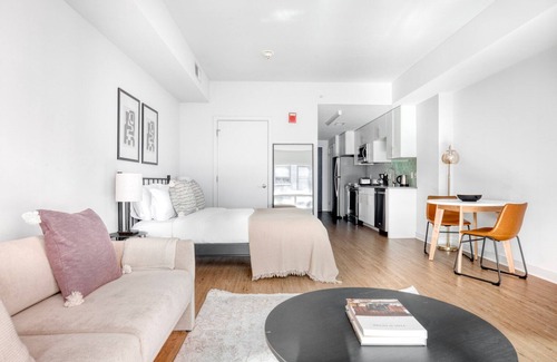 Mount Vernon Triangle Apartment | Modern Mount Vernon Studio with Pool and Gym, Near Metro