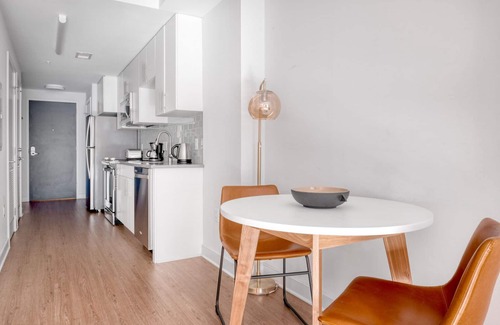 Mount Vernon Triangle Apartment | Modern Mount Vernon Studio with Pool and Gym, Near Metro