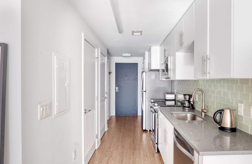 Mount Vernon Triangle Apartment | Modern Mount Vernon Studio with Pool and Gym, Near Metro