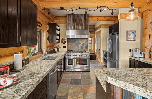 Cle Elum Cabin | Exclusive Mountain Lodge with Spa and Ocean Views