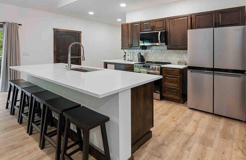 Ashford House | Unwind at Mt. Rainier Lodge with Hot Tub & Game Room