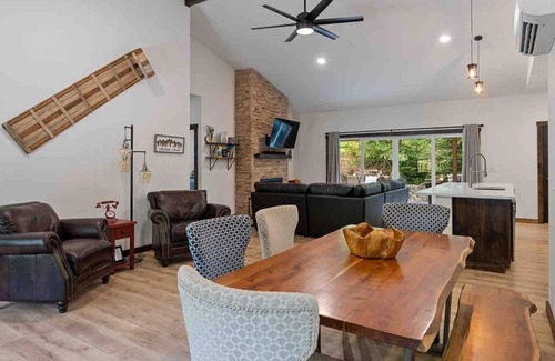 Ashford House | Unwind at Mt. Rainier Lodge with Hot Tub & Game Room