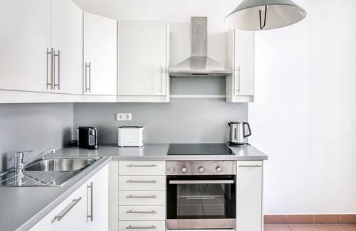 Schottenfeld Apartment | Modern Neubau Studio with Elevator, Near Metro & Shops
